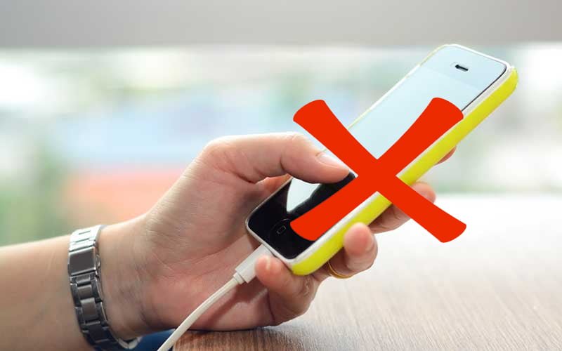 Sử dụng ứng dụng điện thoại khi đang sạc pin